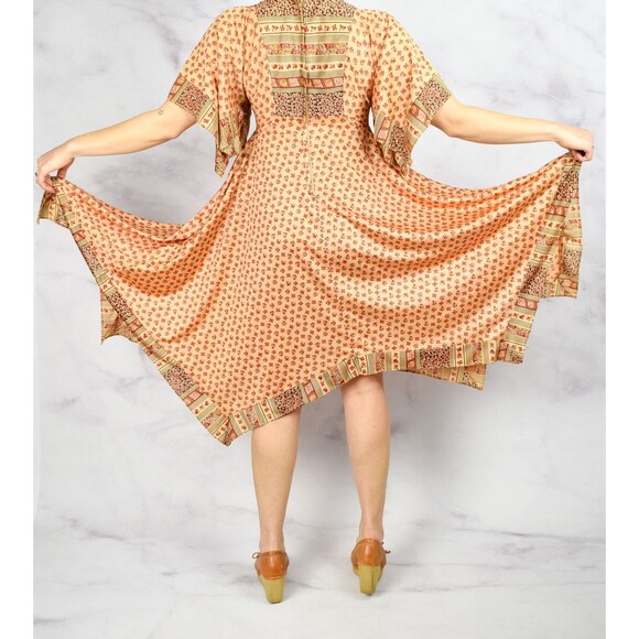 1970s Bohemian Handkerchief Dress Size XS 70s Boho Day Dress Peach Pink Floral - Picture 9 of 10